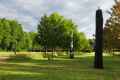 Un silence vertical|2014, 7 figures en chêne traité de 6 à 4,5m<br />lieu: Parc du Manoir des Guérandes, Plouër