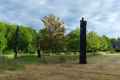 Un silence vertical|2014, 7 figures en chêne traité de 6 à 4 m,5m<br />Lieu: Parc du manoir des Guérandes, Plouër
