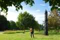 Un silence vertical|2014, 7 figures en chêne traité de 6 à 4,5m<br />Lieu: Parc du Manoir des Guérandes, Plouër